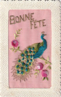Carte Brodée " Au Paon " Bonne Fête Or.  TTB. - Embroidered