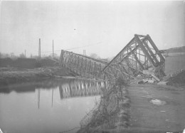 LA MADELEINE LILLE Guerre 14/18 - Photo Originale Des Ruines D'un Pont Lors D'une Inspection Militaire Le 15 Nov 1918 - Krieg, Militär