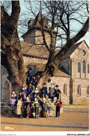 AFEP3-15-0220 - ST-SIMON - Le Sully Devant L'église Avec Le Groupe Folklorique - Danseurs Et Chanteurs De L'école  - Autres & Non Classés