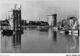 AIBP4-17-0444 - LA ROCHELLE - Le Port - Tours De Saint-nicolas - à Gauche Et De La Chaîne  - La Rochelle