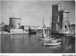 AIBP4-17-0443 - LA ROCHELLE - L'entrée Du Port - Tours Saint-nicolas à Droite - De La Chaîne à Gauche  - La Rochelle