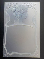 1900 Art Nouveau CP Relief Pub Offert Par Maison Dandois Et Cie Huy Namur Roux Belgique Tête Femme Fleur Dans Cheveux - Publicité