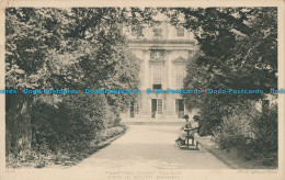 R004117 Hampton Court Palace. View In South Garden. H. M. Office Of Works. 1926 - Monde