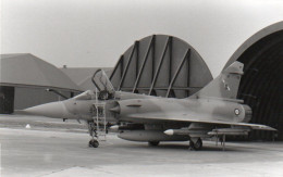 4V5Hys    Photo Originale N°1 (Dim: 14.5cm X 9cm) Avion Militaire Mirage 2000 Adjudant Rimbaux Aix En Provence - 1946-....: Ere Moderne