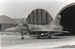 4V5Hys    Photo Originale N°2 (Dim: 14.5cm X 9cm) Avion Militaire Mirage 2000 Adjudant Rimbaux Aix En Provence - 1946-....: Ere Moderne