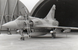 4V5Hys    Photo Originale N°4 (Dim: 14.5cm X 9cm) Avion Militaire Mirage 2000 Adjudant Rimbaux Aix En Provence - 1946-....: Modern Tijdperk