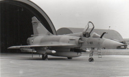 4V5Hys    Photo Originale N°5 (Dim: 14.5cm X 9cm) Avion Militaire Mirage 2000 Adjudant Rimbaux Aix En Provence - 1946-....: Ere Moderne