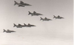 4V5Hys    Grande Photo Originale (Dim: 17.5cm X 12.5cm) Escadrille D'avions Militaires à Identifier En Vol Groupé - 1946-....: Modern Tijdperk