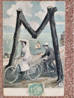 Prenoms Lettre M , Alphabet , Couple En Bicyclette - Nomi