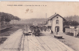 Vailly Sur Aisne (02 Aisne) La Gare - L'arrivée Du Train De 11 H 20 - édit. Boureux - Autres & Non Classés