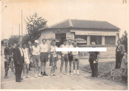 ORMESSON 1951 Photo Originale Départ De L'épreuve De Marche Hommes Man En Short Devant Le Café Du Commerce Siège Du Club - Sports