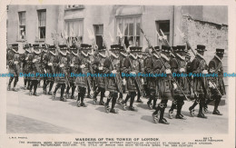 R004130 Warders Of The Tower Of London. Beagles And Co. 1913 - Autres & Non Classés