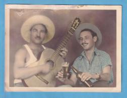 REAL PHOTO TWO MEN DRINKING BEER PLAYING GUITAR - Personnes Anonymes