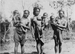 INDOCHINE- Dans Les Pays Lointains Des MOÏS - Photo Originale Femmes Moïs Seins Nus Avec Leurs Enfants - Lieux