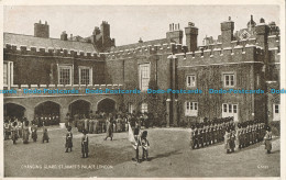 R004235 Changing Guard. St. James Palace. London. Valentine. Photo Brown. No G.5 - Autres & Non Classés