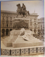 Grande Photo Ancienne (25 X 19,5 Cm)- MILANO – MILAN Monumento A Vittorio Emanuele II (Ed. Brogi) Animation/GP59f - Lieux