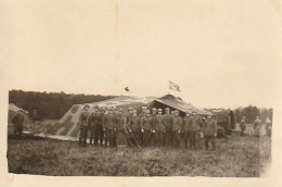 Foto Gruppe Deutsche Soldaten Vor Zelt Mit Sanitätsflagge Und Kriegsflagge - Whsl. Russland - 2. WK - 8*5cm (69450) - Guerre, Militaire