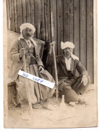 PHOTO DE 1934 - ALGERIE - BAKHADDA - 2 HOMMES DU VILLAGE SE REPOSANT - CIGARETTE + PLATEAU BOISSON - Africa