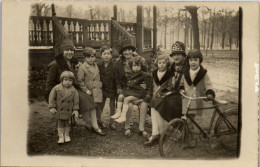 CP Carte Photo D'époque Photographie Vintage Enfant Groupe Mode Vélo Femme - Andere & Zonder Classificatie