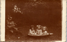 CP Carte Photo D'époque Photographie Vintage Groupe Enfant Bain Bassine Fillette - Other & Unclassified