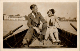 CP Carte Photo D'époque Photographie Vintage Couple Barque Amoureux Mode  - Parejas