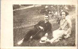 CP Carte Photo D'époque Photographie Vintage Couple Mode Canotier Canne Herbe - Koppels