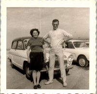 Photographie Photo Vintage Snapshot Amateur Automobile Voiture Auto Couple - Automobiles