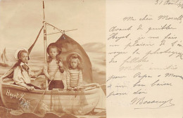 België - HEIST (W. Vl.) Fotokaart Jaar 1904 - Kinderen In Een Boot - Foto Genomen In De Studio - Heist