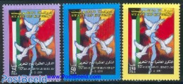 Kuwait 2001 10 Years Liberation 3v, Mint NH, History - Nature - Flags - History - Birds - Koeweit