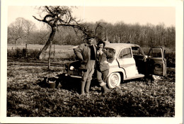 Photographie Photo Vintage Snapshot Amateur Automobile Voiture Auto Couple - Automobiles