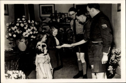CPA Niederländische Pfadfinder überreichen Glückwunsche Zur Geburt Von Princesse Marijke, 1947 - Royal Families