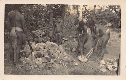 Papua New Guinea - Native Women Cooking With Hot Stones - REAL PHOTO - Publ. Unknown  - Papua Nueva Guinea