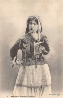 Algérie - Mauresque, Costume D'intérieur, Fumant Une Cigarette - Ed. J. Geiser 517 - Femmes