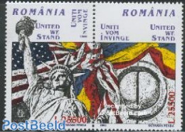 Romania 2002 United We Stand 2v [:], Mint NH, History - Flags - Art - Sculpture - Ungebraucht