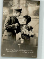 39883111 - Frau Begruesst Ihren Liebsten In Uniform Fotostudioaufnahme - Guerre 1914-18