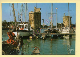 17. LA ROCHELLE – Le Vieux Port Et Les Deux Tours (voir Scan Recto/verso) - La Rochelle