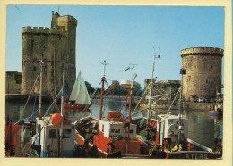 17. LA ROCHELLE – Bateaux De Pêches Devant Les Tours (voir Scan Recto/verso) - La Rochelle