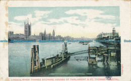 R004427 London. River Thames Showing Houses Of Parliament And St. Thomas Hospita - Other & Unclassified