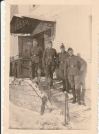 Foto Deutsche Soldaten Auf Treppe  - Winter - Whsl. Russland - 2. WK - 8*5cm (69453) - War, Military