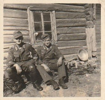 Foto 2 Deutsche Soldaten Vor Bauernhaus - Whsl. Russland - 2. WK - 5*5cm (69456) - Guerre, Militaire