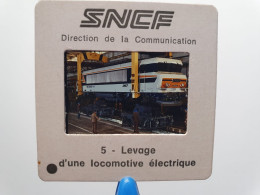 Photo Diapo Diapositive Slide TRAINS N°5 Levage D'une Locomotive électrique BB 20012 Photo Micel Henri VOIR ZOOM - Diapositives