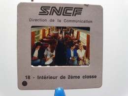 Photo Diapo Diapositive Slide TRAINS N°18 Intérieur Train De 2ème Classe Photo Michel Henri VOIR ZOOM - Diapositivas