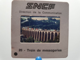 Photo Diapo Diapositive Slide TRAINS N°20 Train De Messageries Sur Un Beau Viaduc Photo Michel Henri VOIR ZOOM - Dias