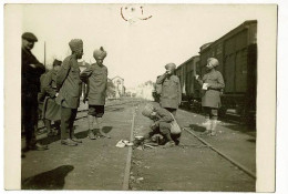 Carte Photo - Soldats Hindous Faisant Chauffer Le Thé à Même Le Sol Dans Une Gare, Pas Circulé, Trous De Punaises - Guerre 1914-18