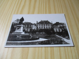 CPA La Roche-sur-Yon (85).La Préfecture Et La Statue Paul-Baudry. - La Roche Sur Yon