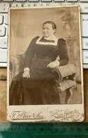 REAL PHOTO CABINET PHOTO Vers 1880  Portrait De Femme Assise T.PRICE &SON ST.HELIERS JERSEY - Alte (vor 1900)