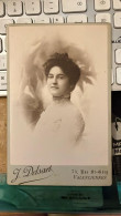 REAL PHOTO CABINET PHOTO Vers 1880  Portrait De Belle Femme Elegante  - J.DELSART VALENCIENNES  NORD 59 - Alte (vor 1900)