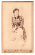 Fotografie Hermann Selle, Potsdam, York-Strasse, Portrait Junge Dame Im Karierten Kleid  - Personnes Anonymes
