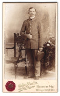 Fotografie Oskar Goetze, Königsberg I /Pr., Weissgerberstrasse 22 A, Portrait Soldat In Unioform Mit Schirmmütze  - Personnes Anonymes