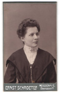 Fotografie Ernst Schroeter, Meissen A /E., Obergasse 11, Portrait Junge Dame Im Modischen Kleid  - Personnes Anonymes